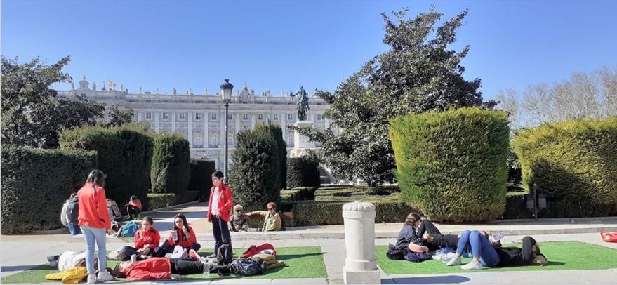 Un grupo de personas en un parque  Descripción generada automáticamente