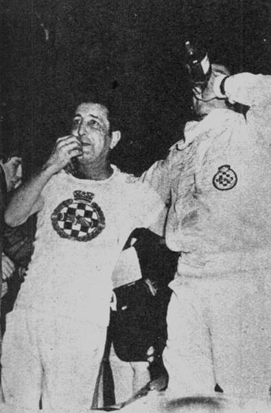 Paco GODIA (con Juan Fernández) festeja las 12 H de Montjuich 1969, su última victoria (foto J