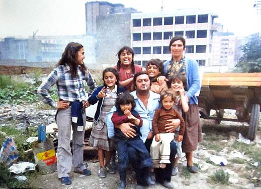 Grupo de personas sentadas en una banca junto a un niño  Descripción generada automáticamente