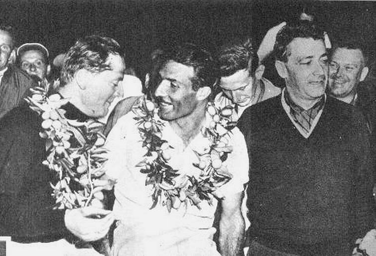 Paul ARMAGNAC (1924-1962), entre Laureau y Bonnet, festeja sobriamente el éxito en Sebring 1959 (foto archivo L'Automobile)