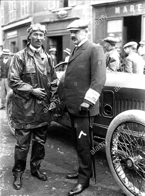 Foto en blanco y negro de un grupo de personas con uniforme militar  Descripción generada automáticamente con confianza media