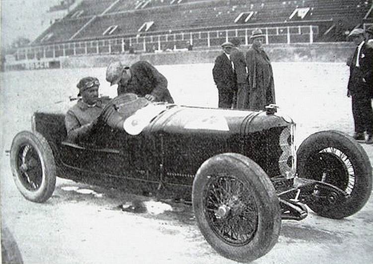 Foto en blanco y negro de un grupo de personas en un coche  Descripción generada automáticamente