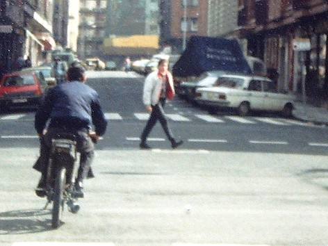 Persona en bicicleta en la calle  Descripción generada automáticamente