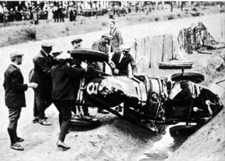 Ascari - El Alfa Romeo P.2 de Antonio ASCARI (1888-1925) en Montlhéry 1925 DET (foto archivo L'Automobile)