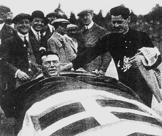 ASCARI - Antonio ASCARI (en el auto) y Giulio Ramponi festejados en su última victoria - Spa 1925 (archivo Auto Rama)-