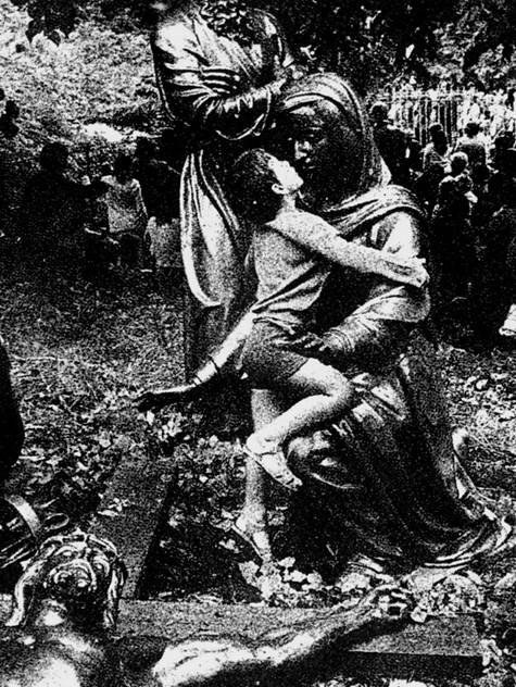 KISS  Idolatría (foto de Koudelka -fragmento)