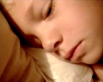 adam 2 detalle Un niño llora mientras duerme